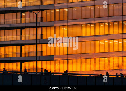London, UK. 24. November 2014. UK-Wetter: Mit London sind mit klarem bei kaltem Wetter genossen Meteorologen Predicying erwarten eine kalte Nacht mit Temperaturen so niedrig wie 3 Grad in den frühen Morgenstunden des Dienstag Tauchen. Bild: Die letzten Strahlen der Sonne fangen das Glas von einem Bürogebäude an der Themse, wie Menschen ihren Weg über London Brücke. Bildnachweis: Paul Davey/Alamy Live-Nachrichten Stockfoto