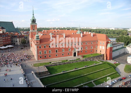 Ansicht der rekonstruierte königliche Burg Warschau mit Weichsel und Praga Vorort jenseits Stockfoto