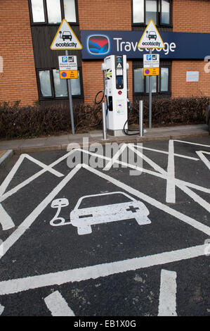 reservierter Parkplatz auf Autobahnraststätten für Elektroautos an einer Ladestation, UK Stockfoto