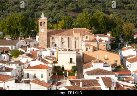 Kirche und Häuser im Dorf von Almonaster La Real, Sierra de Aracena, Provinz Huelva, Spanien Stockfoto