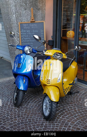 Neue Vespa Roller auf dem Display vor einem Café in Treviso, Italien, Region Venetien. Stockfoto