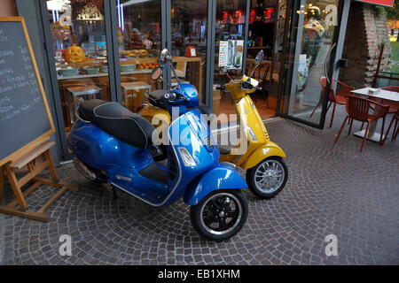 Neue Vespa Roller auf dem Display vor einem Café in Treviso, Italien, Region Venetien. Stockfoto