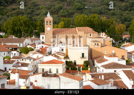 Kirche und Häuser im Dorf von Almonaster La Real, Sierra de Aracena, Provinz Huelva, Spanien Stockfoto