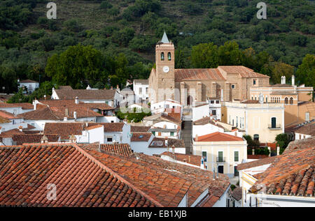 Kirche und Häuser im Dorf von Almonaster La Real, Sierra de Aracena, Provinz Huelva, Spanien Stockfoto