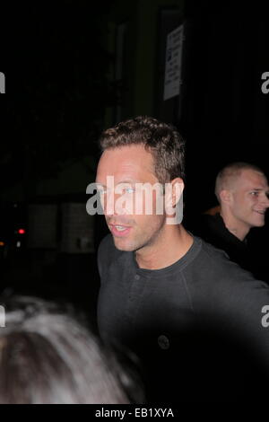 Britischer Sänger Chris Martin spricht Fans, wie er in Notting Hill Sarm Studio verlässt. Stockfoto