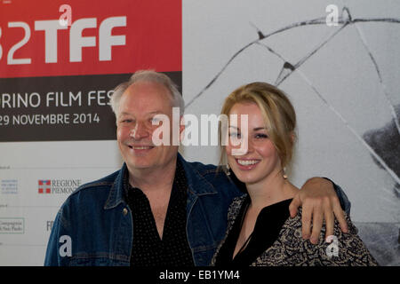 Turin, Italien, 24. November 2014. US-amerikanischer Schriftsteller Joe Lansdale (links) mit Tochter Kasey Lansdale (rechts) beim Torino Film Festival. Sie präsentiert den Film "Kälte im Juli", basierend auf einem Roman von ihm und mit Musik von ihr. Stockfoto