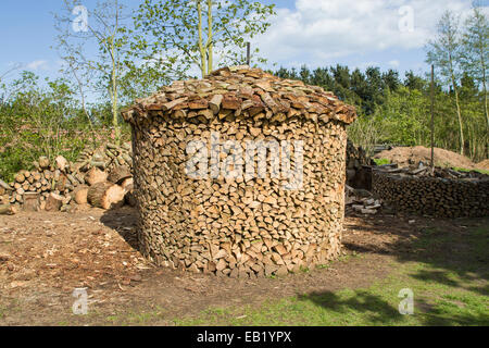 Holz-Hausen-Methode der Stapel Brennholz trocknen Stockfoto