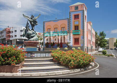 Zentraler Platz von Tazacorte mit Rathaus und Touristen beobachten eine Statue in Tazacote auf der Insel La Palma, Kanarische Inseln Stockfoto