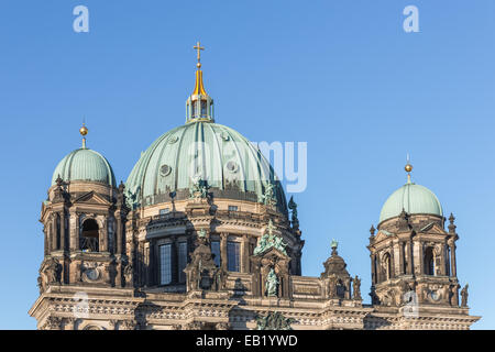 Auf dem Dach des Berliner Doms vor blauem Himmel, Berlin, Deutschland Stockfoto