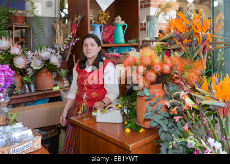 Verkauf von Blumen auf dem Markt von der berühmten Mercado Dos Lavradores in Funchal, die Hauptstadt von Madeira Frau Stockfoto