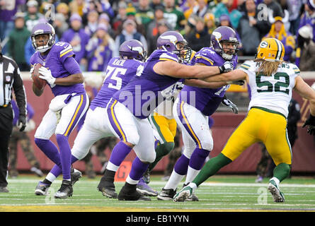 Minneapolis, MN, USA. 23. November 2014. Minnesota Vikings-quarterback Teddy Bridgewater (5) läuft gegen die Green Bay Packers während der zweiten Hälfte im TCF Bank Stadium in Minneapolis, MN. Craig Lassig/CSM/Alamy Live-Nachrichten Stockfoto