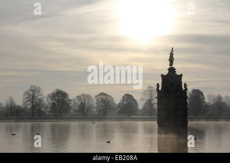 Bushy Park, SW-London, England, UK. 24. November 2014. Nebel steigt aus dem Wasser des Teiches Diana-Brunnen in Bushy Park an einem kalten und frostigen Morgen im Südosten Englands. Bildnachweis: Julia Gavin UK/Alamy Live-Nachrichten Stockfoto