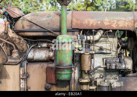 Nahaufnahme der offenen Motor einen alten Traktor Stockfoto