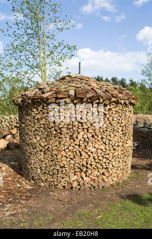 Holz-Hausen-Methode der Stapel Brennholz trocknen Stockfoto