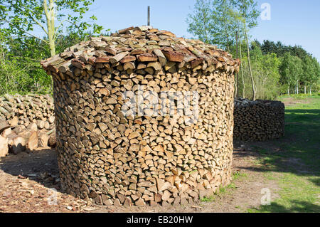 Holz-Hausen-Methode der Stapel Brennholz trocknen Stockfoto