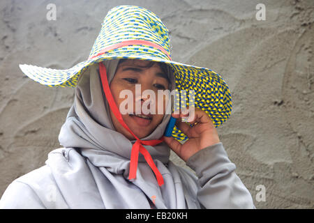 Eine burmesische Frau arbeiten auf ein Gebäude Anblick in Phuket Thailand. Stockfoto