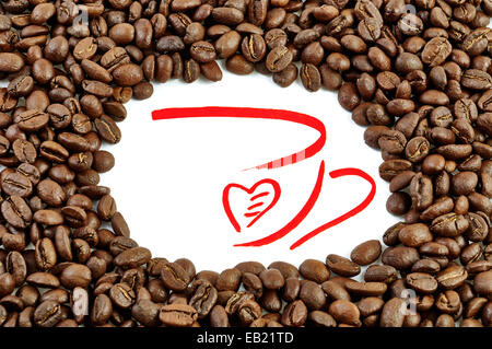 Kaffeetasse mit Herz im Inneren Kaffeebohnen zeichnen Stockfoto