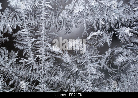 Winter Frost Kristalle bilden am Fenster. Stockfoto