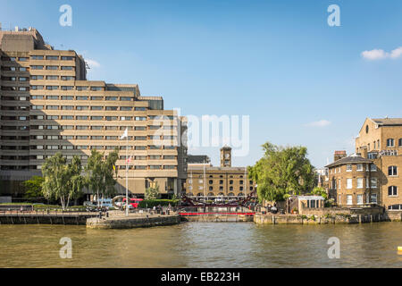 Von der Themse, der Eingang zum St. Katharine Dock mit dem Guoman Tower Hotel auf der linken Seite betrachtet. Stockfoto