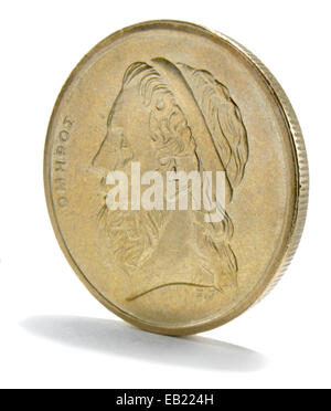 griechische Goldmünze 50, fotografiert auf weißem Hintergrund Stockfoto
