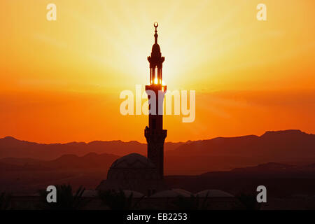 Sonnenuntergang über Moschee in Ägypten Stockfoto