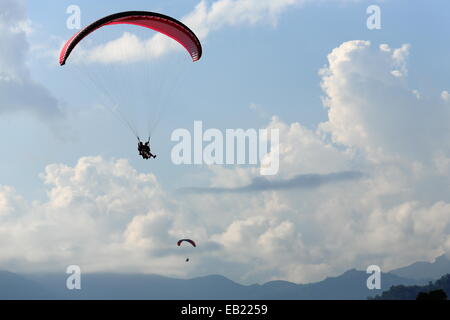 Gleitschirme fliegen am Himmel über Phewa See nach dem Sprung von der geringeren hängen des Annapurnas-Himalaya. Pokhara-Nepal. Stockfoto