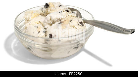 Schokoladen-Chip-Keks-Teig-Eis auf weißem Hintergrund fotografiert Stockfoto