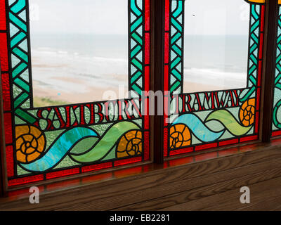 traditionelle Glasmalerei-Fenster in die wasserbetriebene Fluggast Straßenbahn die Klippen am Saltburn, North Yorkshire coas Stockfoto