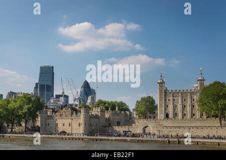 Touristen-Warteschlange geben Sie den Tower of London mit der "Gherkin" und "Cheesegrater" Gebäude darüber hinaus. Stockfoto