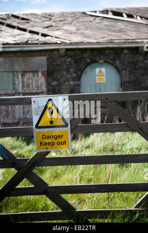 Halten Sie Zeichen auf einem Derlict Bauernhof Gebäude in einem gefährlichen Zustand. Lancashire, UK Stockfoto