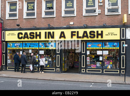 Bargeld in einem Flash-Sekundenzeiger und Pfandhaus in Sunderland, Nord-Ost-England, UK Stockfoto