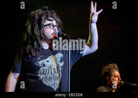 Mailand Italien. 23. November 2014. Der amerikanischen Rockband Band COUNTING CROWS führt live im Music Club Alcatraz während der "Irgendwo unter Wunderland Tour" Credit: Rodolfo weitertransferiert/Alamy Live News Stockfoto