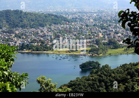 4.43 km2-784 ms.high Phewa Tal-See am Fuße des Bereichs Annapurnas mit Pokhara Stadt gesehen aus dem Weg bergab Ananda Stockfoto