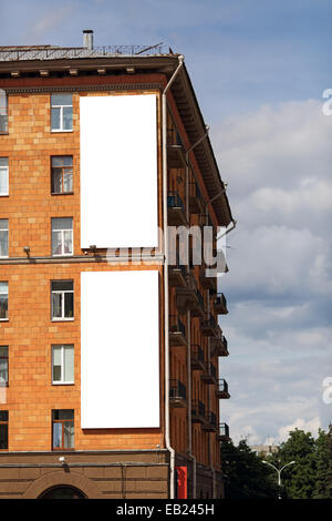 Zwei leere vertikale Werbetafeln an der Wand ein Ziegelhaus. Clipping-Pfad. Stockfoto