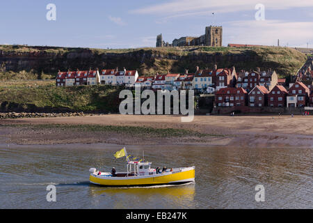 St. Marien Kirche über dem Hafen von Whitby Stockfoto