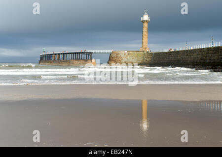 Whitby West Pier Arm und Leuchtturm Stockfoto