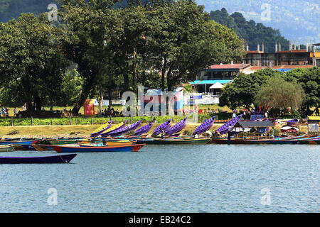 POKHARA, NEPAL - Oktober 12: Colorist hölzerne Ruderboote warten auf die Touristen und die Einheimischen gehen für eine Fahrt auf See Phewa-Nepal. Stockfoto