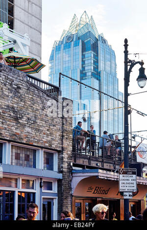 Bar auf dem Dach auf der 6th Street, Austin, Texas, USA mit Frost Bank Tower im Hintergrund Stockfoto
