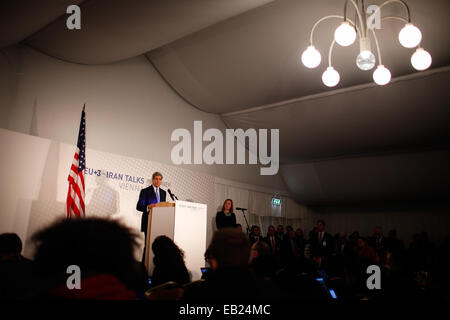 Wien, Österreich. 24. November 2014. US-Außenminister John Kerry besucht eine Pressekonferenz in Wien, Österreich, 24. November 2014. Seiten treffen sich wieder im Dezember, die harten iranische Nuklearfrage zu diskutieren, und dem Expert-Level Meeting wird in Kürze starten, mit dem Ziel, eine politische Einigung innerhalb von vier Monaten, US-Außenminister John Kerry sagte Reportern am Montag. Bildnachweis: Zhang Fan/Xinhua/Alamy Live-Nachrichten Stockfoto