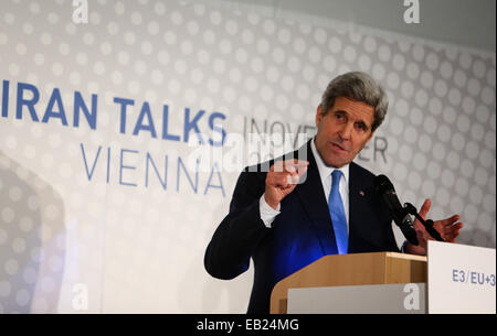 Wien, Österreich. 24. November 2014. US-Außenminister John Kerry besucht eine Pressekonferenz in Wien, Österreich, 24. November 2014. Seiten treffen sich wieder im Dezember, die harten iranische Nuklearfrage zu diskutieren, und dem Expert-Level Meeting wird in Kürze starten, mit dem Ziel, eine politische Einigung innerhalb von vier Monaten, US-Außenminister John Kerry sagte Reportern am Montag. Bildnachweis: Zhang Fan/Xinhua/Alamy Live-Nachrichten Stockfoto