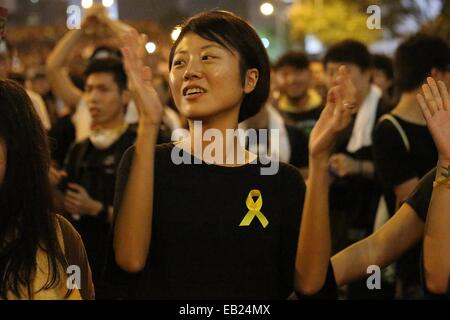 Hong Kong, China. 29. Sep, 2014. Dieses Foto, aufgenommen am 29. September 2014 zeigt ein Pro-Demokratie-Demonstrant trägt ein gelbes Band--Symbol der Sonnenschirme Bewegung--bei Admiralität Protest in Admiralty, Hong Kong. Dies ist der 2. Tag der Masse pro-Demokratie-Kampagne startete am 28. September 2014 in Hong Kong. © Curtis Y. F. Cheung/ZUMA Wire/ZUMAPRESS.com/Alamy Live-Nachrichten Stockfoto