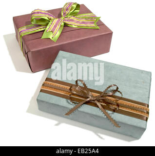 Zwei dekorative Geschenkboxen auf weißem Hintergrund Stockfoto