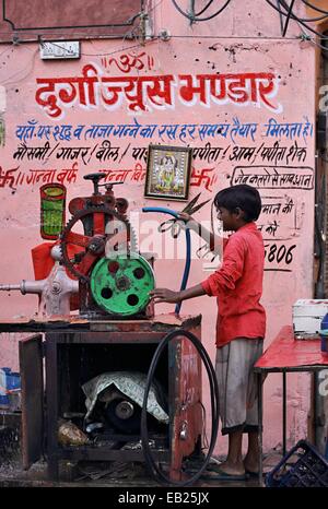 Jungen Reinigung eine Zuckerrohr Saft Maschine Indien Stockfoto