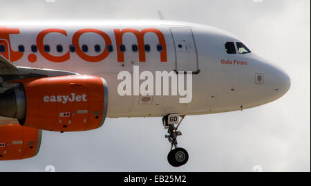 EasyJet Airbus A319 (G-EZWA), Manchester International Airport landen. Stockfoto