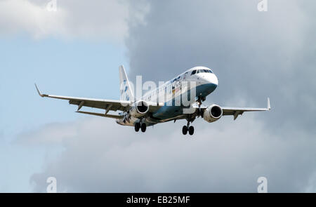 Flybe Embraer 175 nach Manchester International Airport landen. Stockfoto