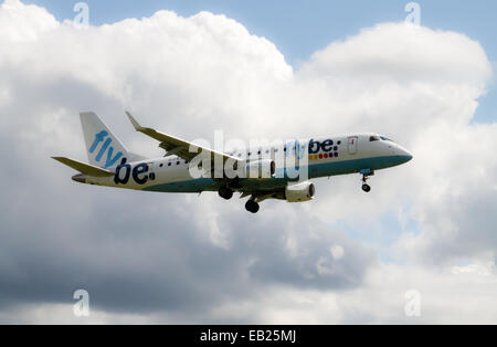 Flybe Embraer 175 nach Manchester International Airport landen. Stockfoto