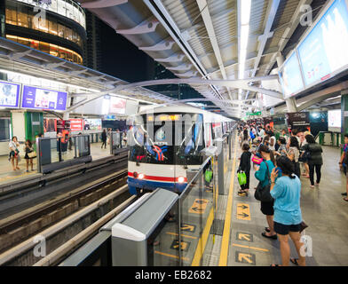 Menschen warten auf eine Plattform für ein BTS Skytrain in Bangkok Thailand Stockfoto