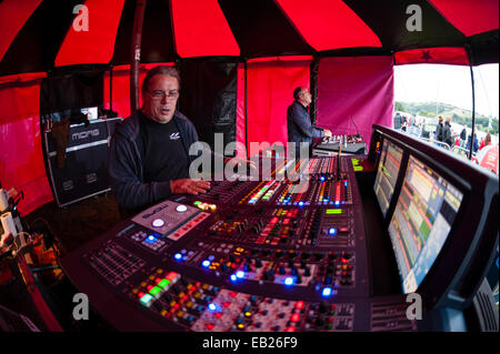 Männer, die auf die Licht- und Tontechnik Schaltpulte beim großen Tribut Musikfestival Aberystwyth UK August Bank Holiday 2014 Stockfoto