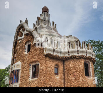 BARCELONA, Spanien - 22. Juli 2010: Casa del Guarda im Park Güell. Es wurde von dem katalanischen Architekten Antoni Gaudi und gebaut Stockfoto