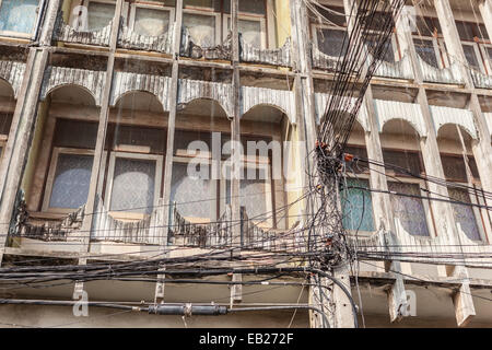 Wirren und unordentlich Elektroleitungen in Bangkok Stadt Stockfoto